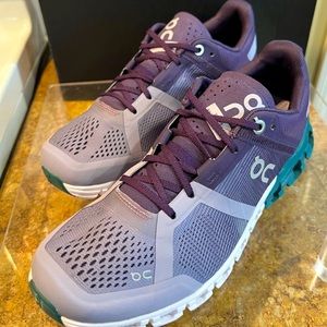 On cloud flow violet/tide, neutral running shoe.